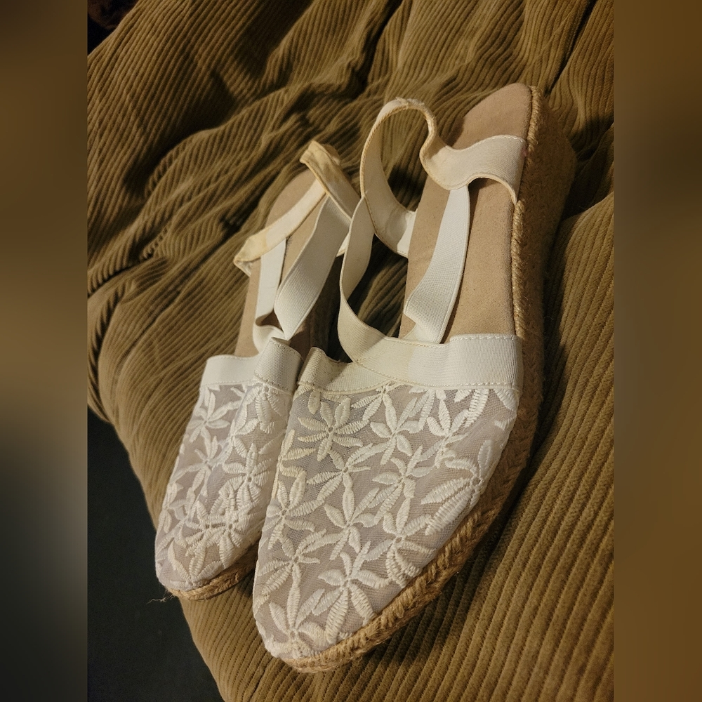 White small platform lace sandle size 10w cloud walkers